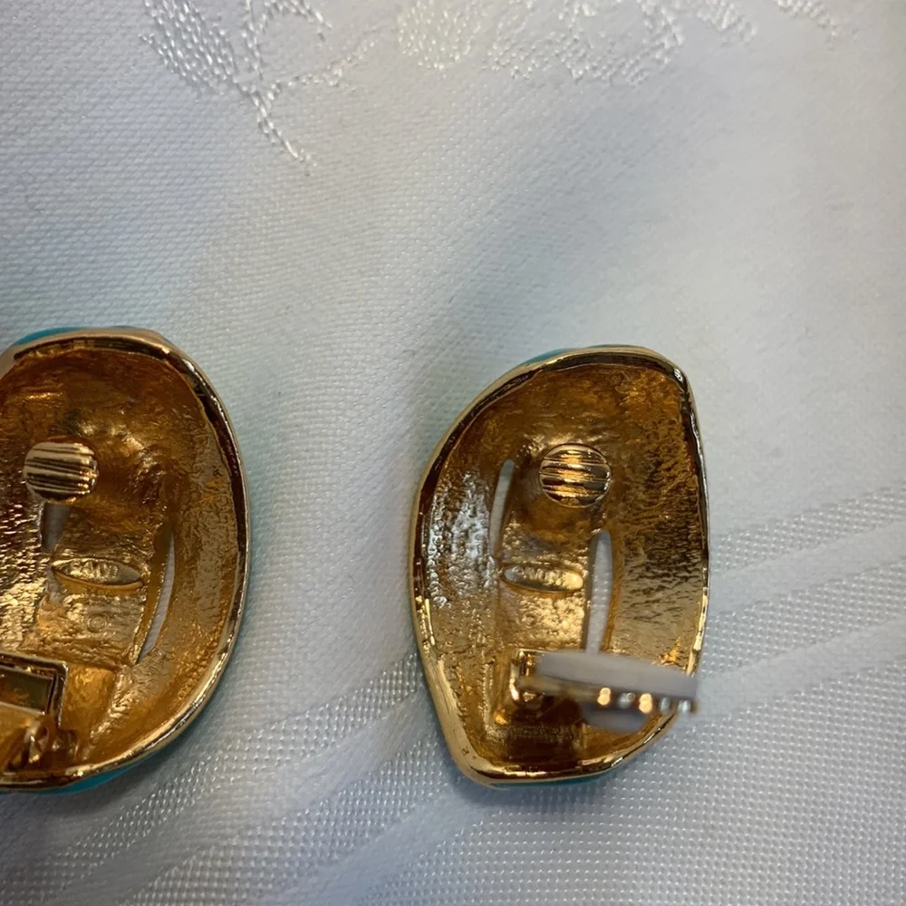 AVON Clip Earrings Enamel Turquoise Teal Gold Tone Swirl 1 1/2” Wavy Beachy EUC